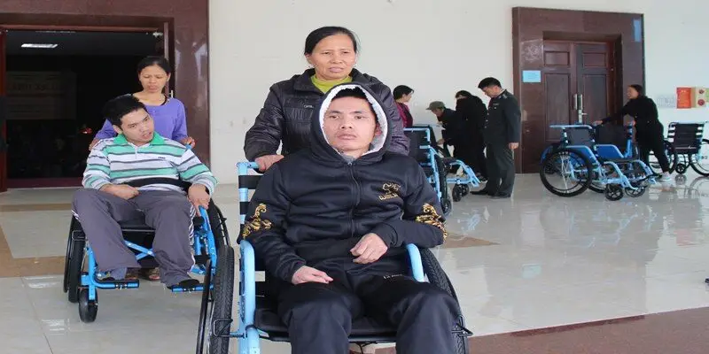 Bước Chân Thiện Nguyện F8bet Phát Quà Người Tàn Tật Ý Nghĩa